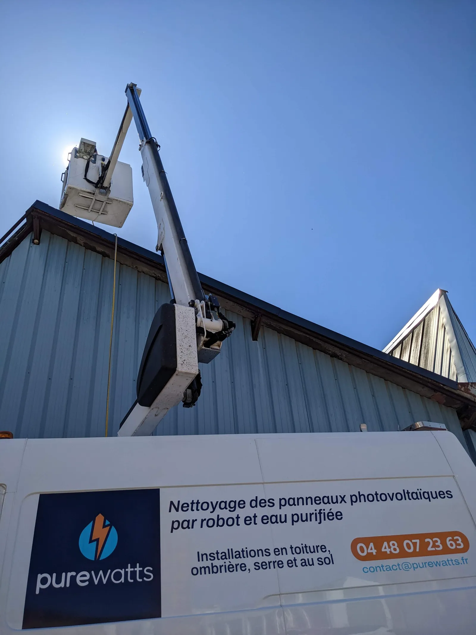 Vehicule PureWatts avec nacelle elevatrice