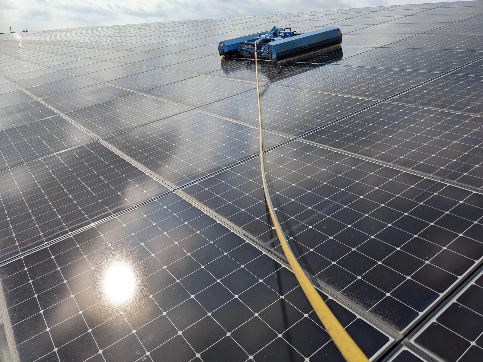 Robot de nettoyage en gros plan sur panneaux solaires