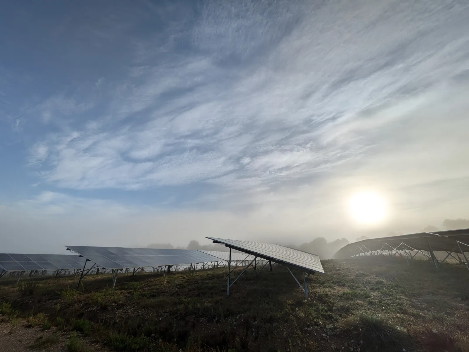 Ferme solaire dans la brume du matin