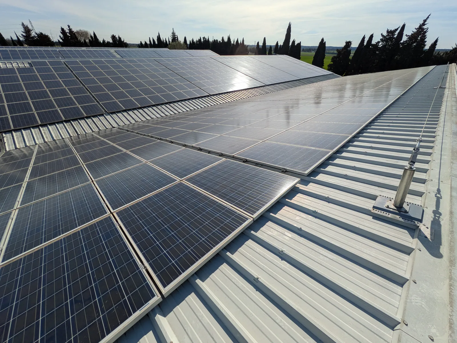 Perspective dramatique de panneaux solaires vers les montagnes