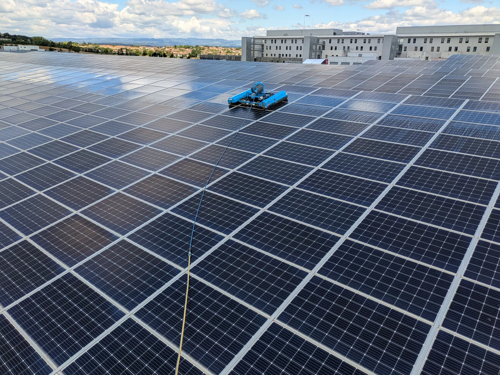 Nettoyage panneaux sur ombrière de parking