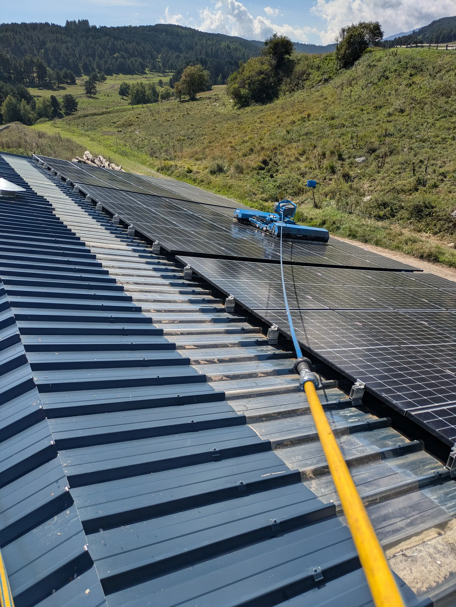 Nettoyage panneaux solaires en toiture avec robot